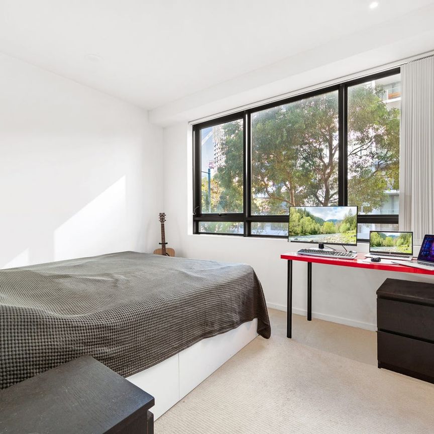 LEAFY CONTEMPORARY LIVING CLOSE TO MACQUARIE CENTRE - Photo 1