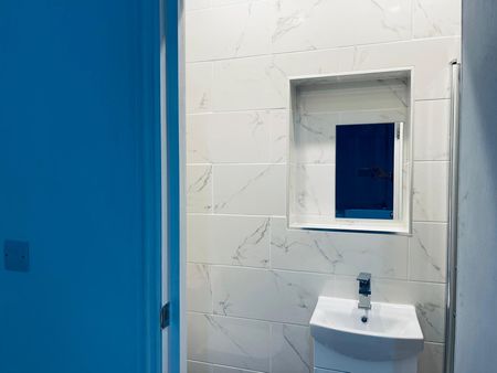 Self contained studio next to Gants hill tube station-£1075 inclusive bills - Photo 2