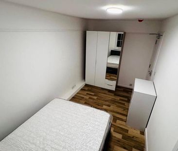 8 bedroom semi-detached house to rent - Photo 3