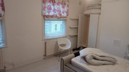 1 bedroom in a house share to rent - Photo 4