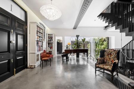 5 bedroom end of terrace house to rent - Photo 2