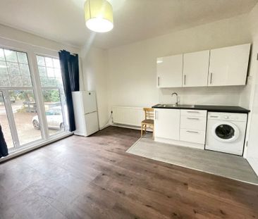 Colney Hatch Lane, London - Photo 1