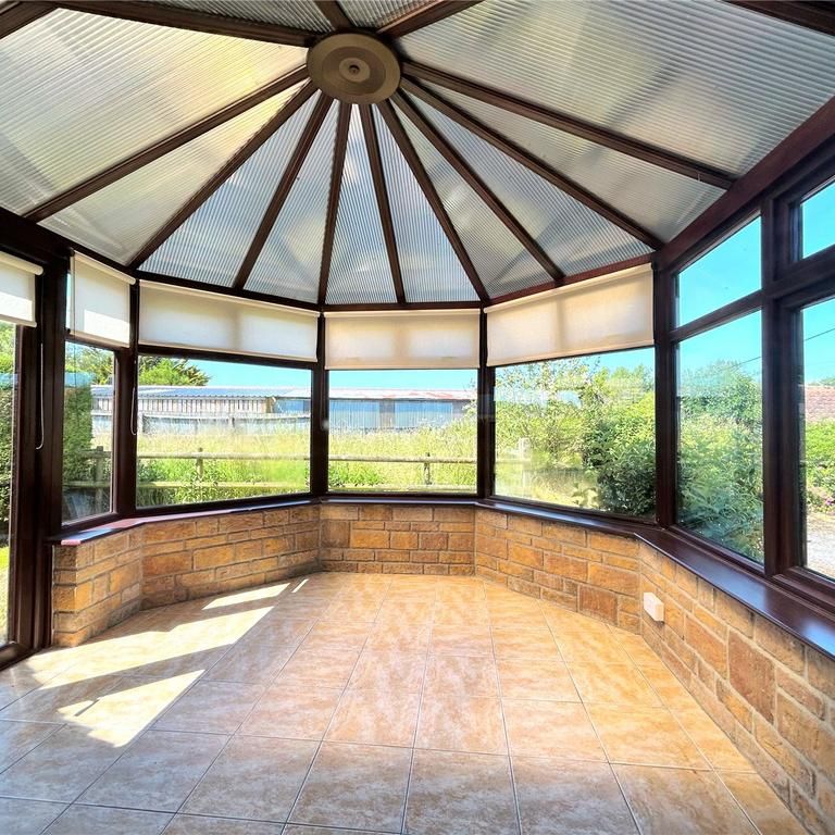 3 bedroom bungalow to rent - Photo 1