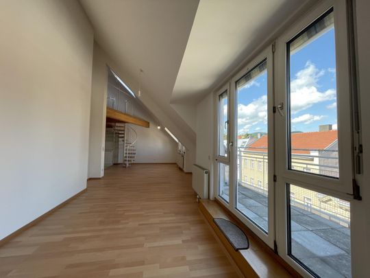 DG-Maisonette mit Terrasse in Liesing // 1 Schlafzimmer + große Galerie!! - Photo 1