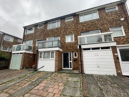 1 bedroom in a house share to rent - Photo 1