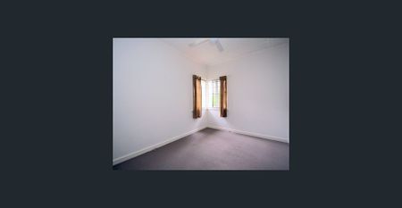 Spacious 3-Bedroom Home with Large Yard & Storage - Photo 4