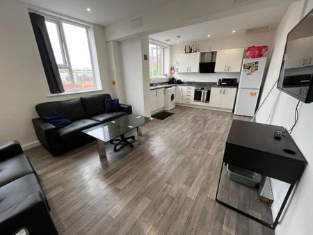 1 bedroom in a flat share to rent - Photo 2