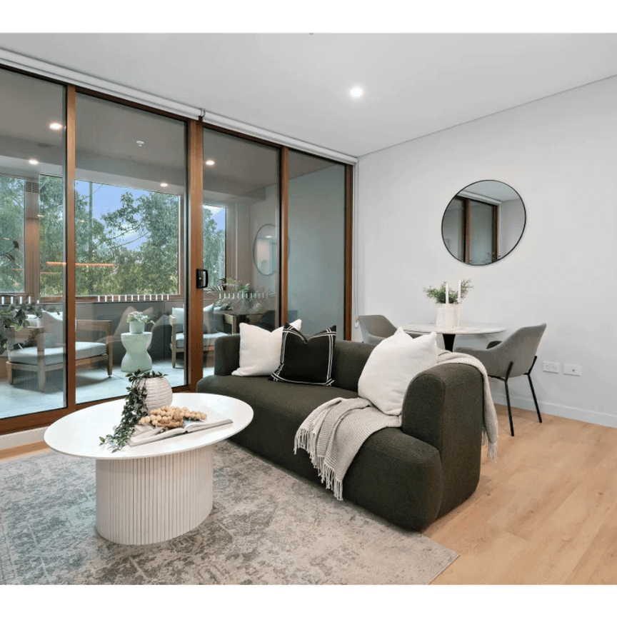 Brand New Spacious 1 Bedroom Apartment with Winter Garden - Price Negotiable - Photo 1