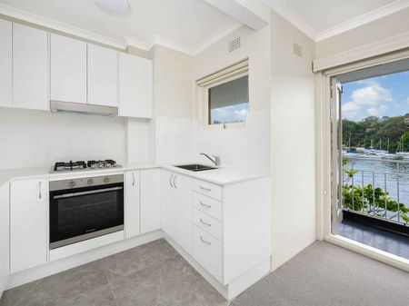 Freshly renovated throughout! - Photo 3