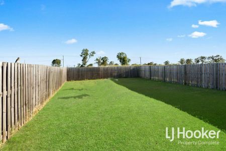 Space, Comfort & Convenience - 3 Bed + Big Yard - Photo 3