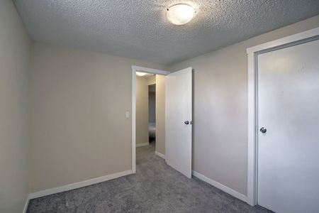 Beautiful 5-Bedroom Bungalow for Rent – 6607 Malvern Road NE Available Jan 1, 2026 - Photo 5