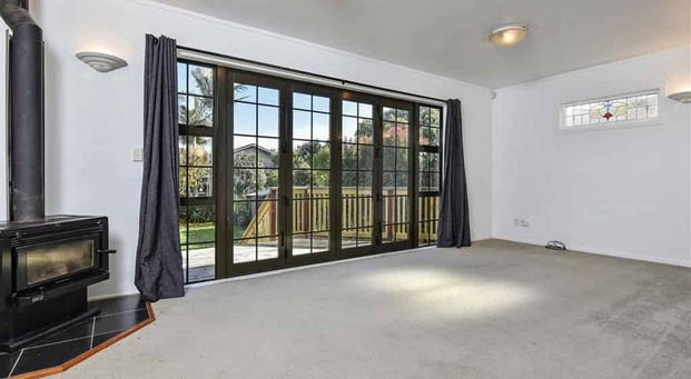 Character 1920's Bungalow - With wood burning fireplace and Heatpump! - Photo 1