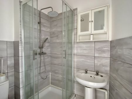Updated 1st Floor Flat with Glimpses of the Sea! - Photo 5