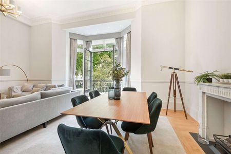 An impressive recently refurbished two bedroom apartment within a stunning period building located on a prime Knightsbridge garden square. - Photo 4