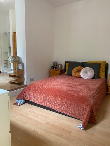 Studio Flat, King's Cross Road, WC1X - Photo 3