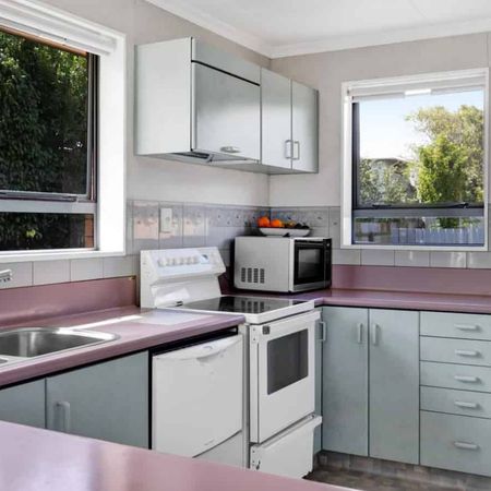 Tidy three bedroom - Photo 3