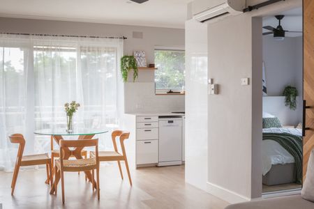 Easy living, close to all amenities - Photo 2