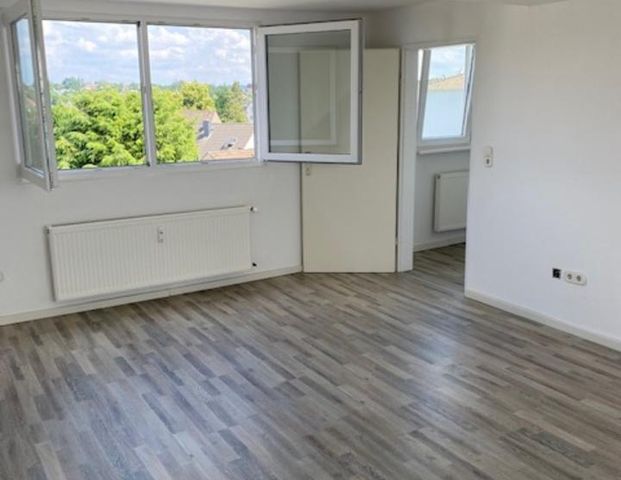 Helle und frisch renovierte Dachgeschosswohnung mit Einbauküche - Photo 1