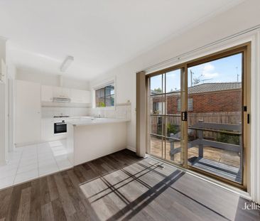 3-Bedroom house in Burwood! - Photo 2