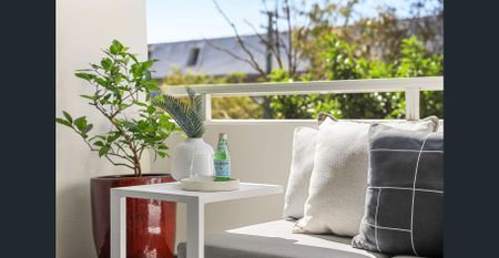 Rejuvenated Townhouse-Style Abode Bathed in Northern Light - Photo 4