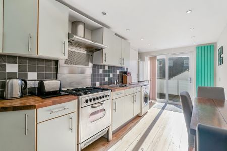 Chiswick High Road, W4, London - Photo 5