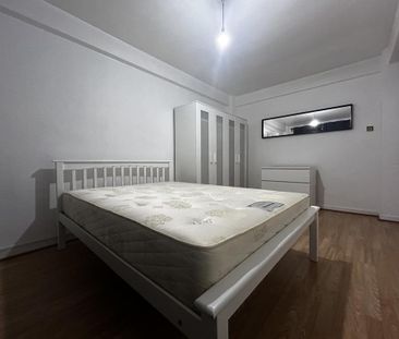 1 bedroom in a flat share to rent - Photo 3