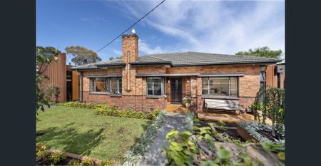 LUXURIOUS MASTERPIECE - RENOVATED FAMILY HOME - Photo 4