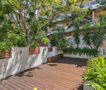 A sleek fusion of traditional and contemporary - Photo 6