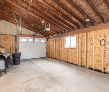 5721 Strathmore Cres, Niagara Falls - 2 Bed + Den House - Photo 2