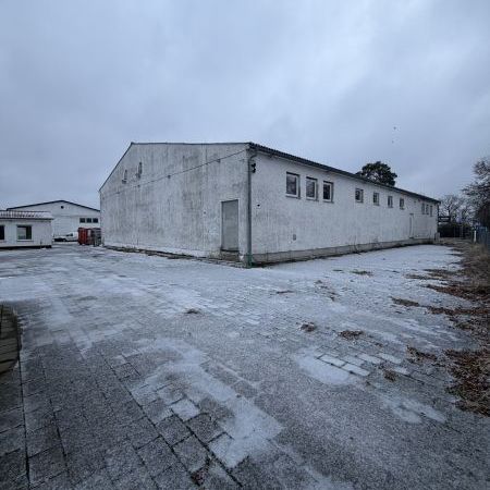 Sichtbare, große Freifläche mit angrenzendem Büro und Garage - Foto 1