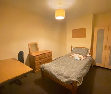 4 bedroom semi-detached house to rent - Photo 3