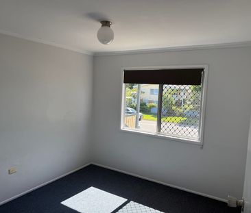 3 Bedroom House with Generous Yard in Convenient Location! - Photo 2