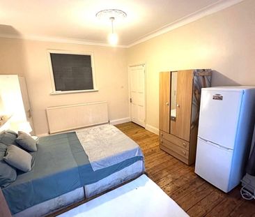 Room in a Shared House, Patricia Villas, N17 - Photo 5