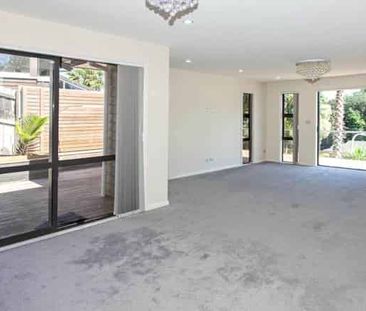 Spacious 6 Bedroom Home! - Photo 1