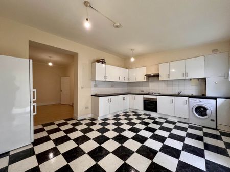Guide Price £3,000 pcm - Available Now - Unfurnished - Photo 3