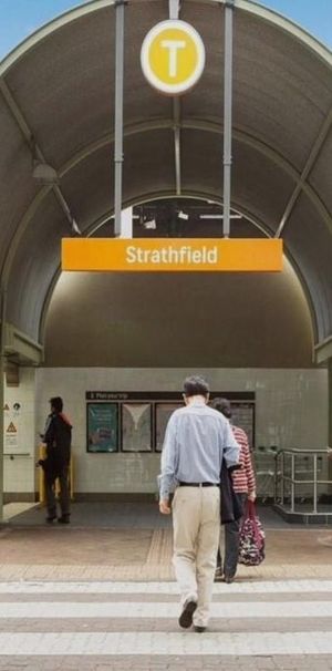 Unbeatable Convenience – Stroll to Shops, Cafés & Station - Photo 2