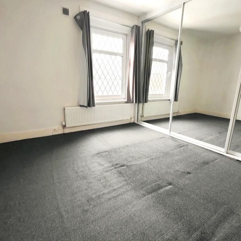 2 bedroom end of terrace house to rent - Photo 1