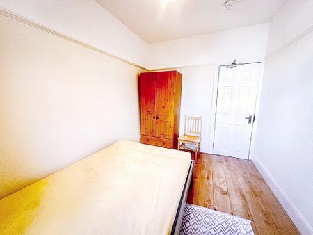 1 bedroom in a house share to rent - Photo 2