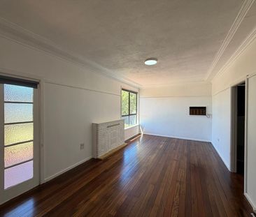 Freshly Painted 3 Bedroom Home, Renovated Kitchen, Fantastic Location! - Photo 1