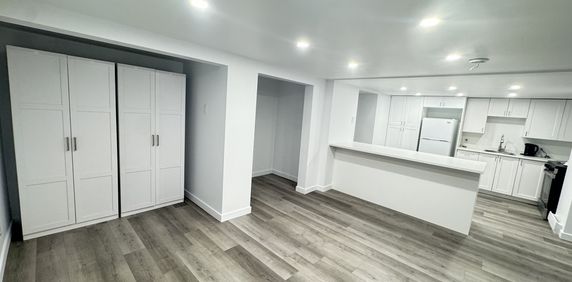 Trés Beau 4 1/2 Rénové Au Demi Sous-sol - Photo 2
