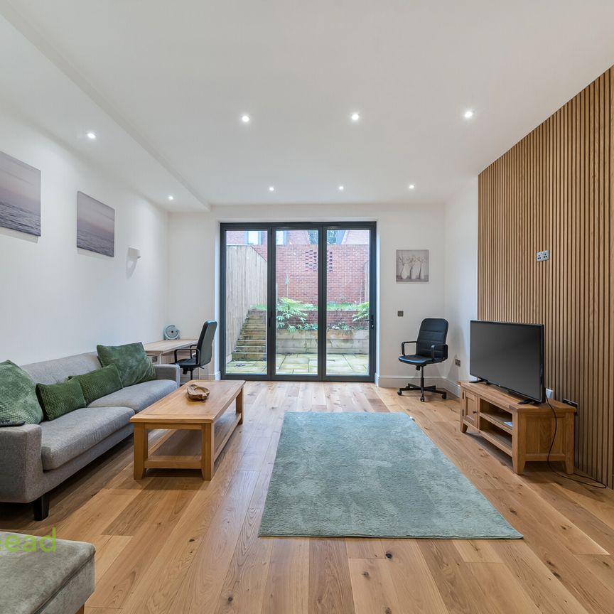 The Grove, Coulsdon, CR5 - Photo 1