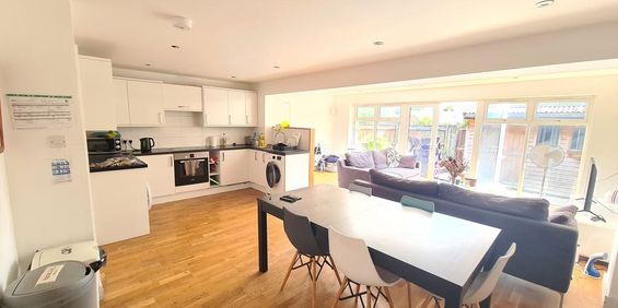 1 bedroom in a house share to rent - Photo 3