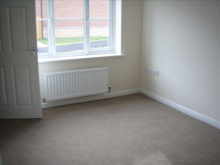 3 bedroom semi-detached house to rent - Photo 4