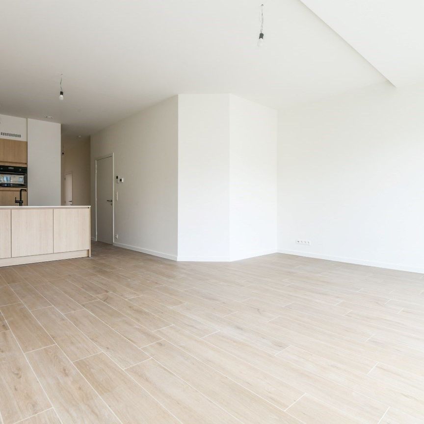 Nieuw, zuid-west gericht appartement gelegen vlakbij de Dumortierlaan. Inpandige parking te huur - Photo 1