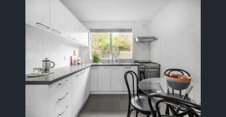 Updated Two-Bedroom Apartment in Coveted Ivanhoe Locale - Photo 3