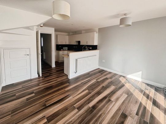 Lon Y Rheilffordd, BARRY - Photo 1