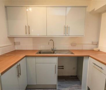 2 bedroom end of terrace house to rent - Photo 4