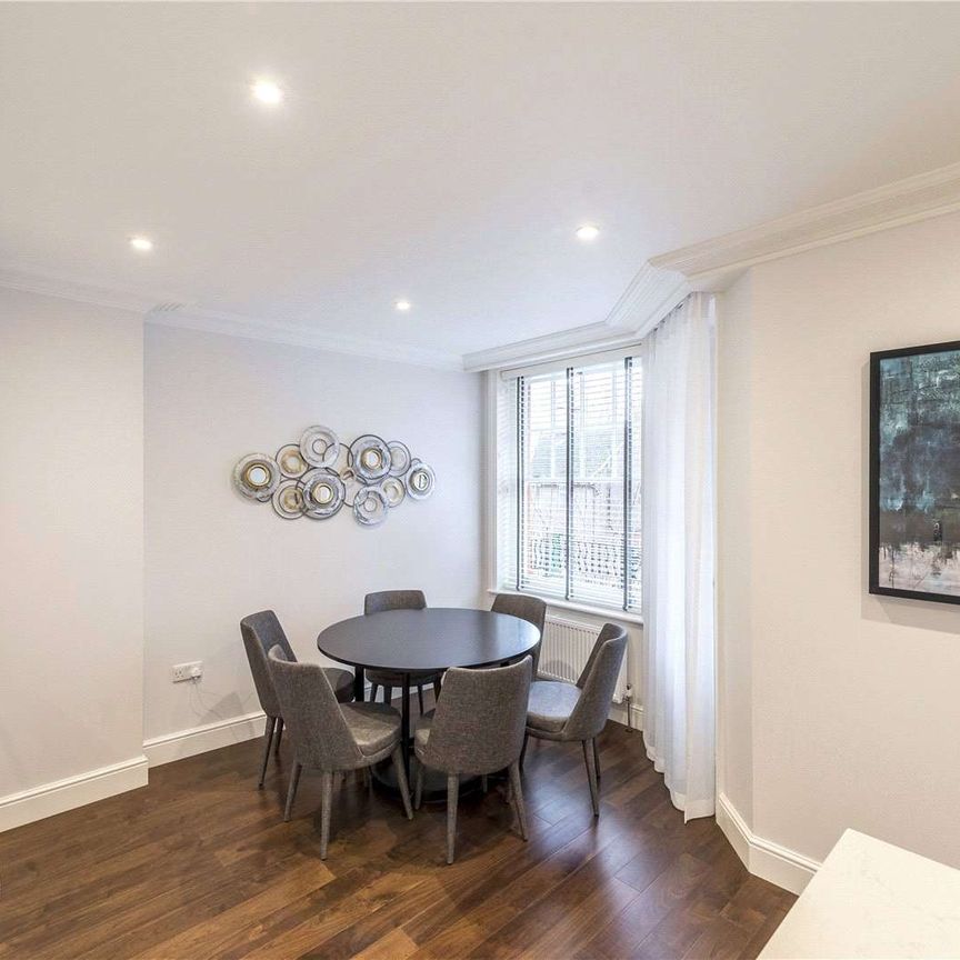 A simply stunning three bedroom apartment in this well run and sought after mansion block. - Photo 1