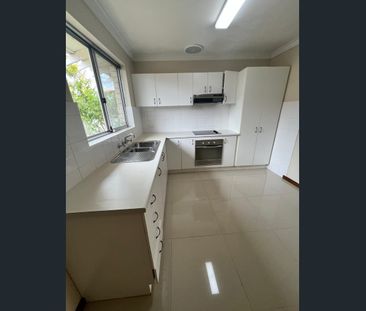 Villa in a perfect location with good size backyard and a lock up g... - Photo 5