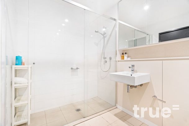 LUXURIOUS EXECUTIVE RESIDENCE WITH SLIGHT WATER VIEWS BOASTING ULTRA MODERN FINISHES - Photo 1